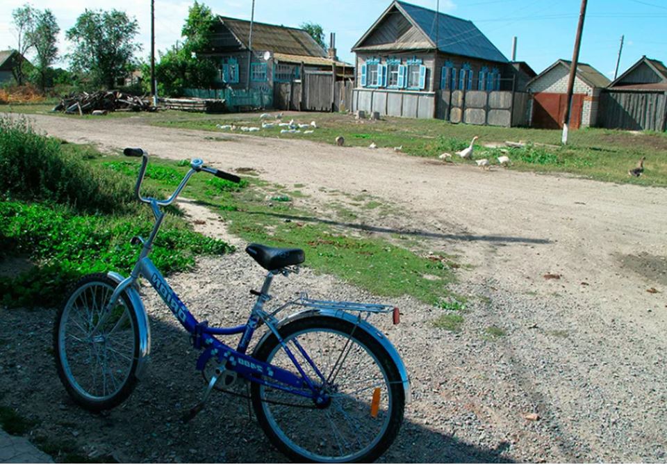 Велосипед для деревни. Деревенский велосипед. Диревенски́ валисипет. Велосипед в деревне. Сельский велосипед.
