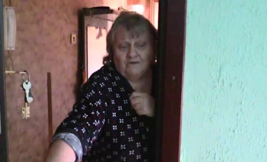 Соседская бабка. Бабка соседка. Бабушка соседка. Бабка подслушивает. Злая бабка соседка.