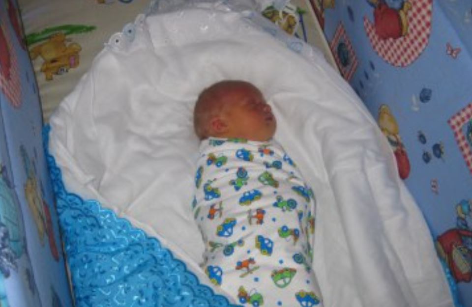 Укрытие детей. Одеяло детское в роддом. Одеяло для годовалого ребенка. Новорожденный ребенок в одеяльце в роддоме.