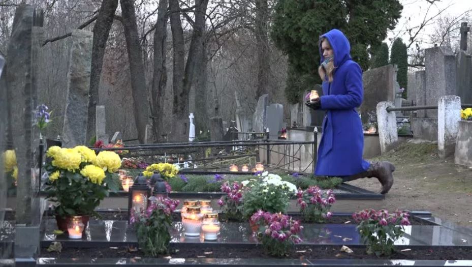 Некрещеные люди после смерти. Могила матери Ирины Мирошниченко. Некрещеным на кладбище можно. В субботу ходят на кладбище крещеные или некрещеные. Что ставят на могилу некрещеным.