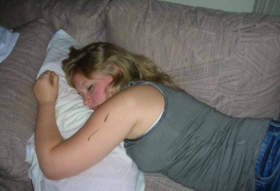 Спящую жену читать. Спящие домашнее. Спящие девушки домашнее.